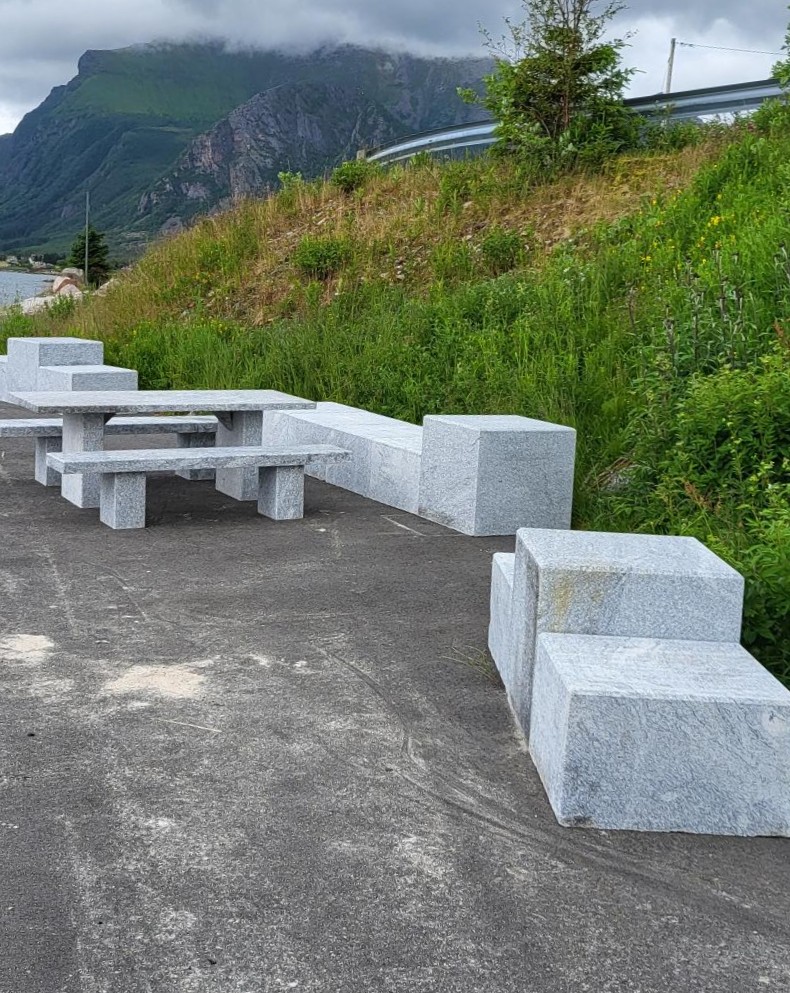 Meløy Kommune sitteklosser i granitt